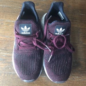 YOUTH ADIDAS SWIFT RUN SNEAKERS IN MAROON & BLACK